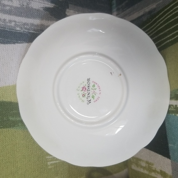 Windsor Bone China Teacup And Saucer With Gold Lace ANd Dogwood Pattern EUC - Picture 5 of 13